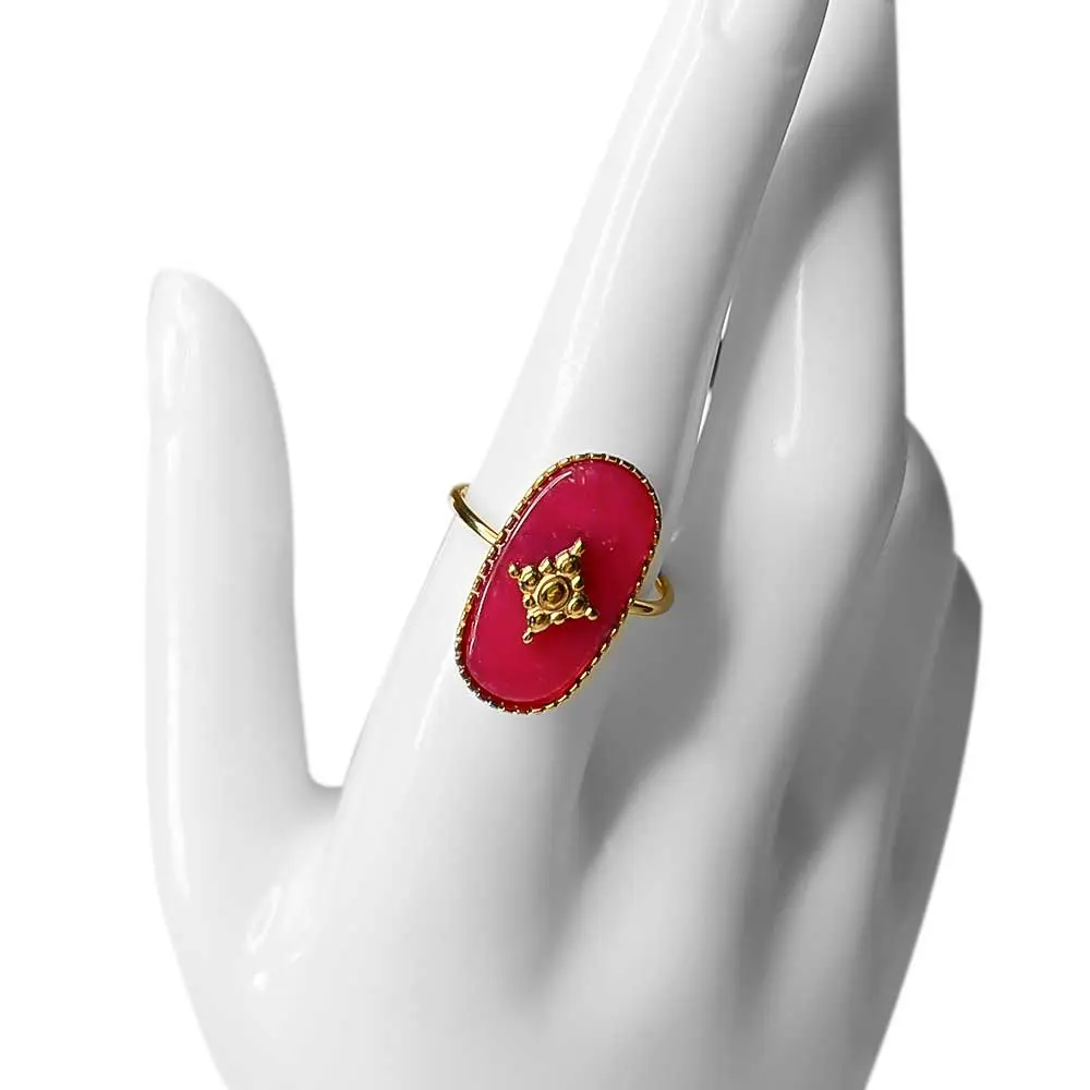 Anillo mujer acero dorado con plataforma piedra roja alargada