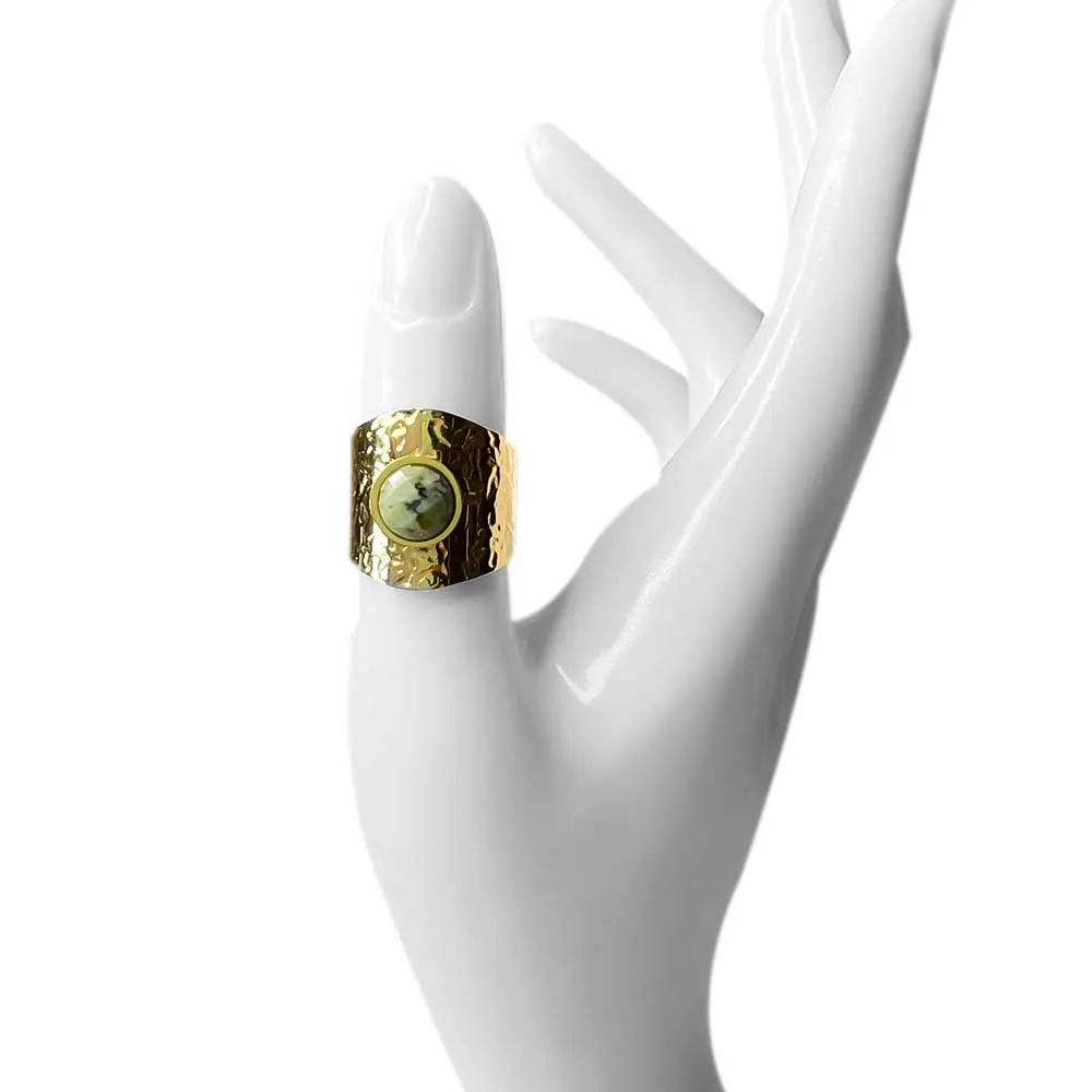 Anillo mujer ancho con relieve en acero dorado y piedra en forma de media bola en tonos verdes