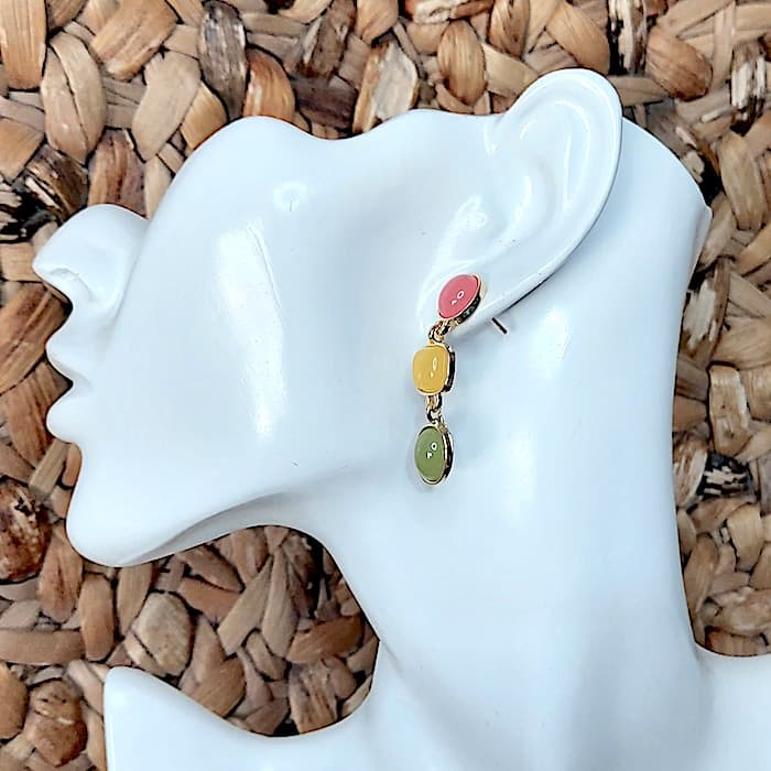 Pendientes mujer dorados con piedras de colores colgando