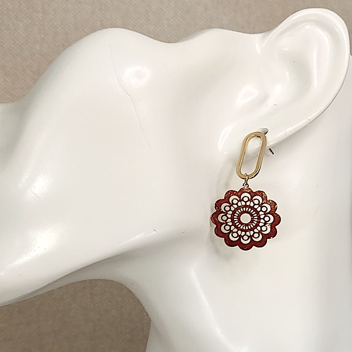 Pendientes mujer dorados colgante con mandala rojo.