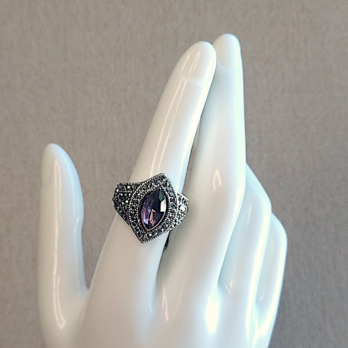 Anillo Art Decó mujer ancho circonitas negras con piedra morada central en forma ojival