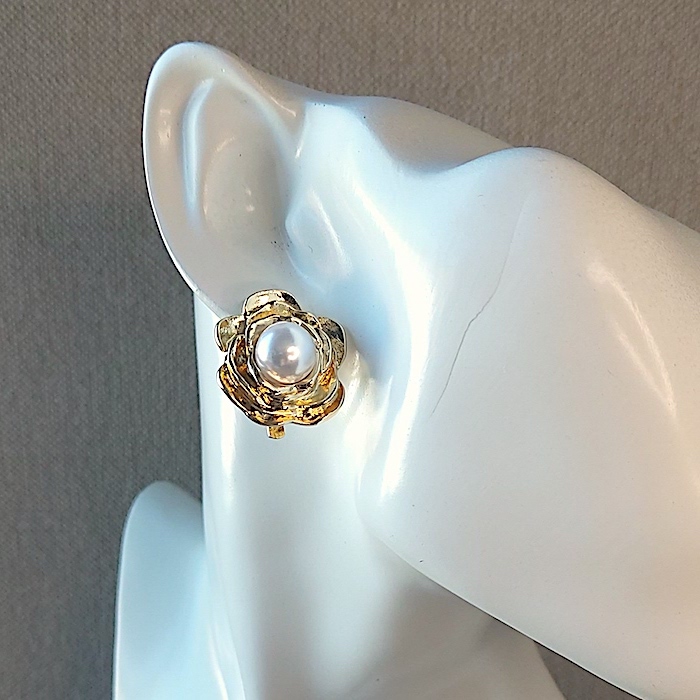 Pendientes dorado mujer forma de flor con textura y piedra central perla cierre de clip