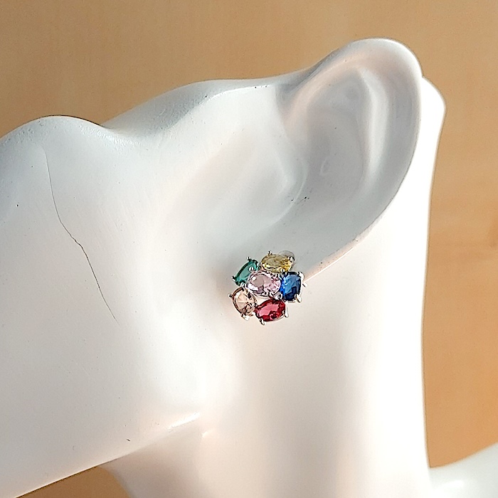 Pendientes mujer en forma de flor con piedras pequeñas de distintos colores