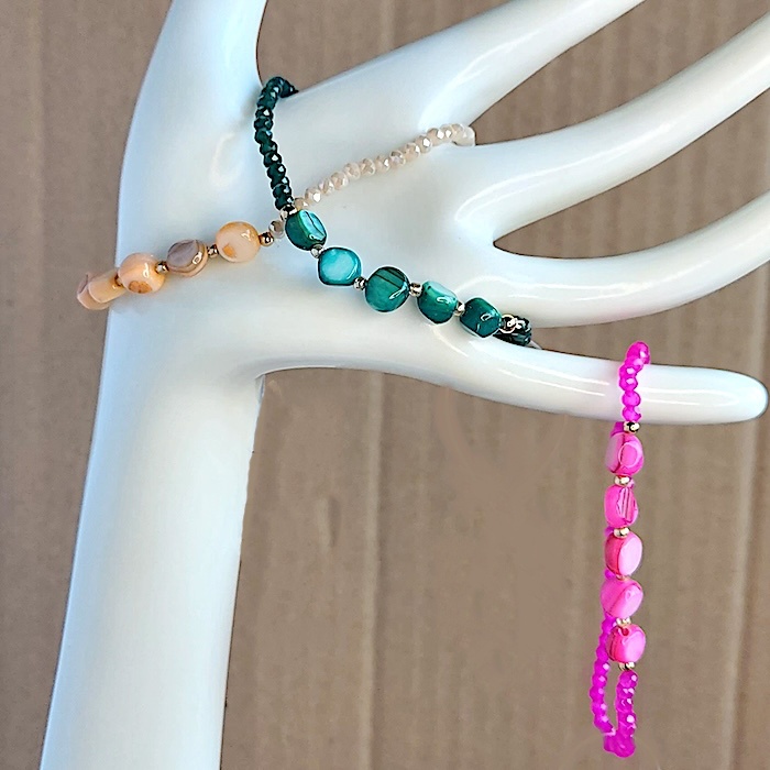 Maniquí con Pulsera piedras de colores elásticas de keralajoyas