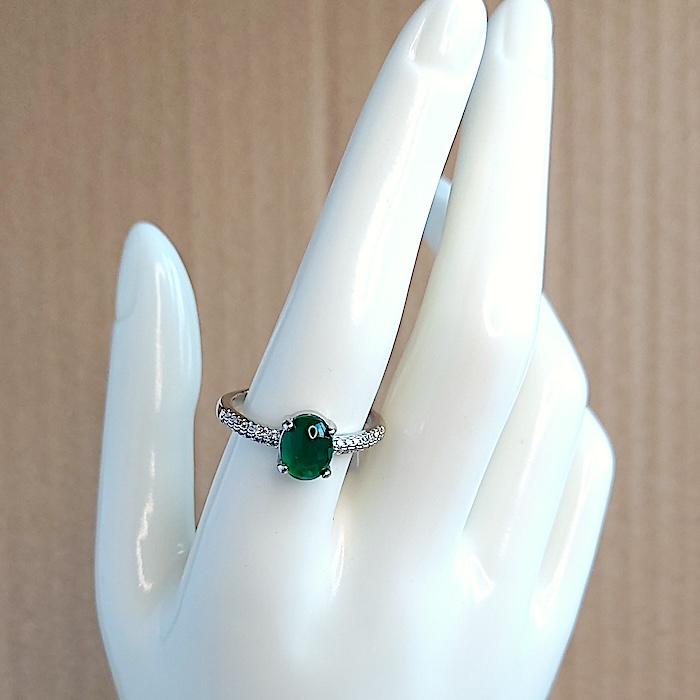 Maniquí con anillo plateado y gema verde de keralajoyas.