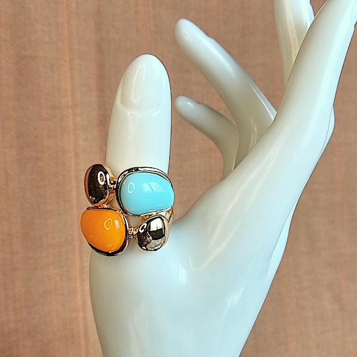 Maniquí con anillo de colores acrílico dorado de keralajoyaswebp.
