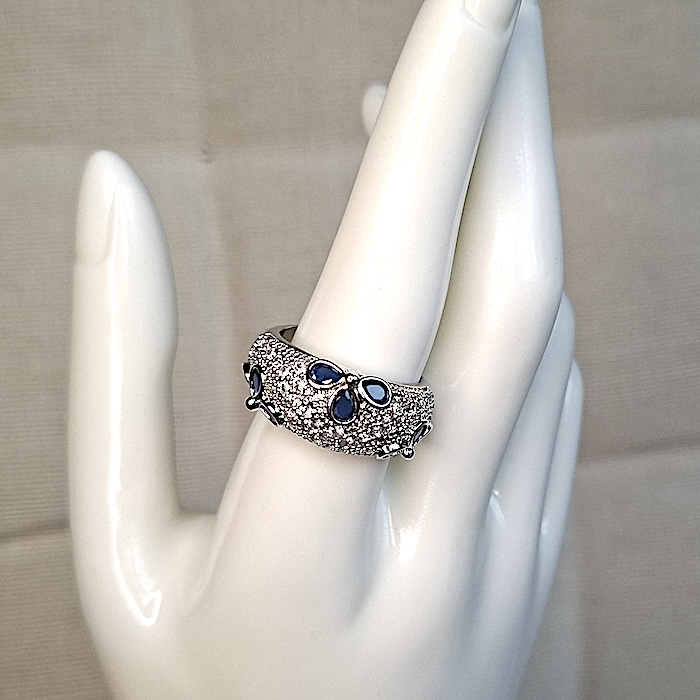 Anillo plateado ancho con circonitas blancas y piedras azules en forma de pétalos de kerala joyas web