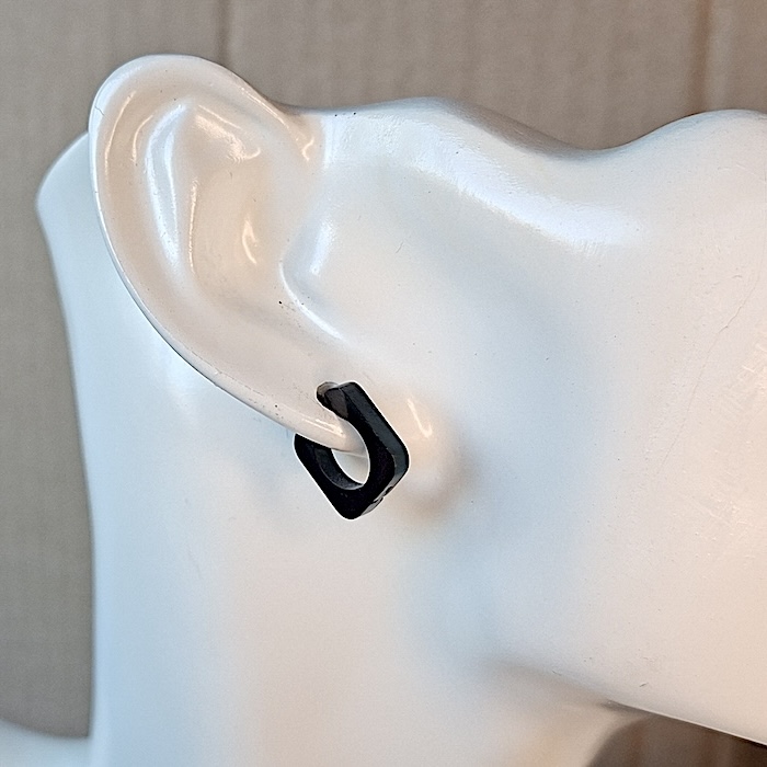 maniquí con pendiente acero baño negro de keralajoyasweb.