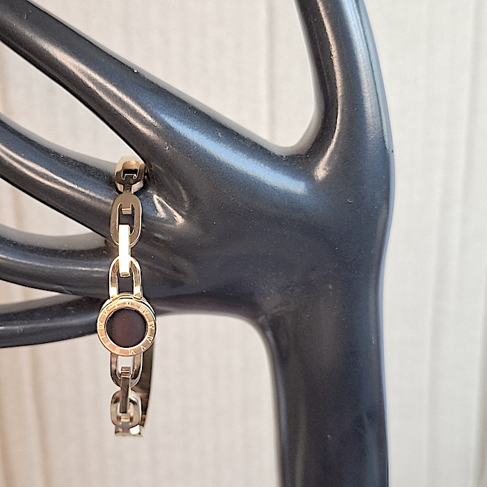 Pulsera rígida con esmalte negro color dorada con eslabones de keralajoyasweb
