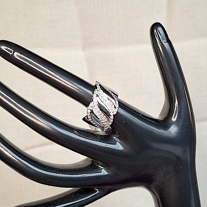 maniquí con anillo plateado moderno ancho con circonitas anchas dekeralajoyasweb