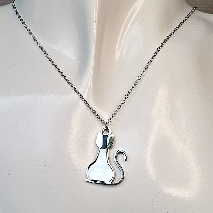 colgante de acero plateado diseño de gato en nácar de keralajojasweb