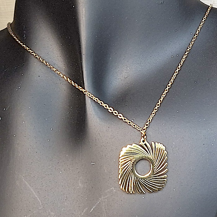 Maniquí con colgante de diseño moderno cuadrado en acero dorado de keralajoyasweb.