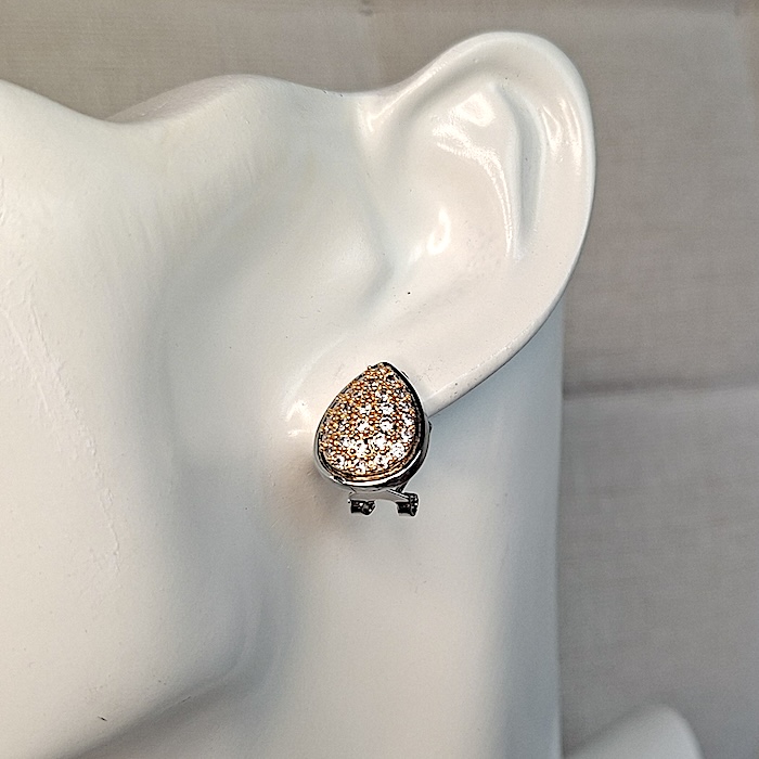 maniquí con pendiente bicolor plateado y dorado con circonitas y cierre omega de keralajoyas web