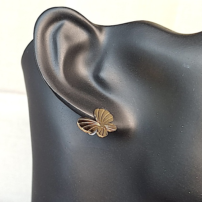 Maniquí con pendiente dorado en forma de mariposa pequeña de keralajoyasweb