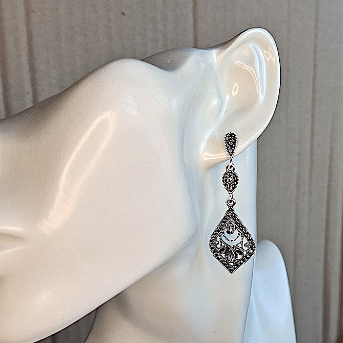 maniquí con pendiente tipo art decó con piedras oscuras de keralajoyasweb