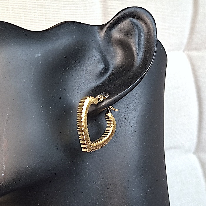 Maniqui con pendientes dorados en forma de corazones de keralajoyasweb.