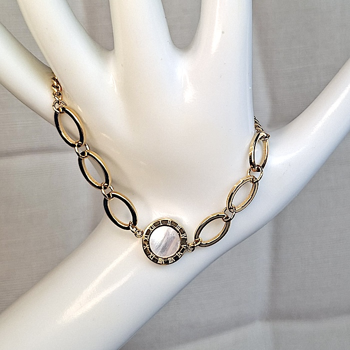 Maniquí con pulsera dorada de eslabones y pieza central en nácar de keralajoyasweb.