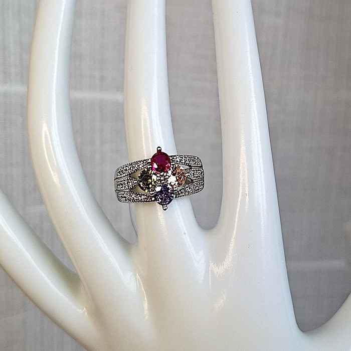 Anillo_plateado_circonitas_centrales_colores_elegante_keralajoyasweb.
