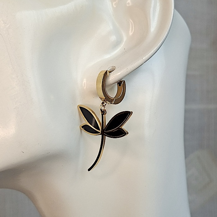 maniquí con pendiente dorado diseño de libélula esmaltada en negro de keralajoyasweb
