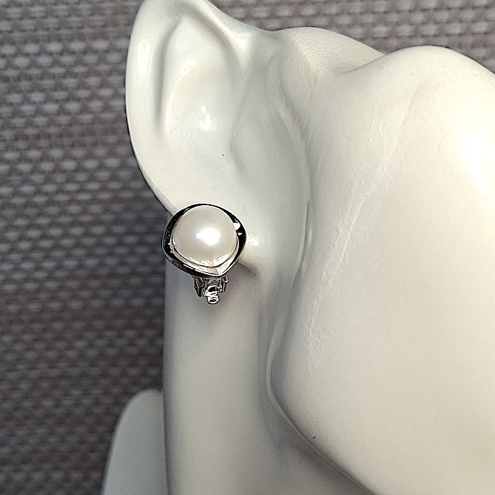 Maniquí con pendiente plateado y perla con cierre de pinza de Keralajoyasweb.