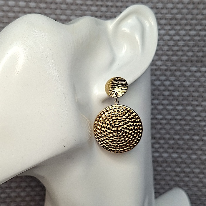 maniquí con pendiente diseño maxi circulo colgando de Keralajoyasweb .