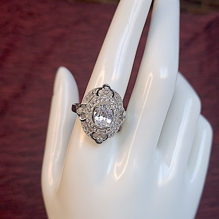 Maniquí con anillo plateado clásico con circonitas de keralajoyasweb